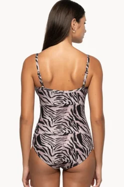 Tuamotu Kate One Piece|Nip Tuck Hot